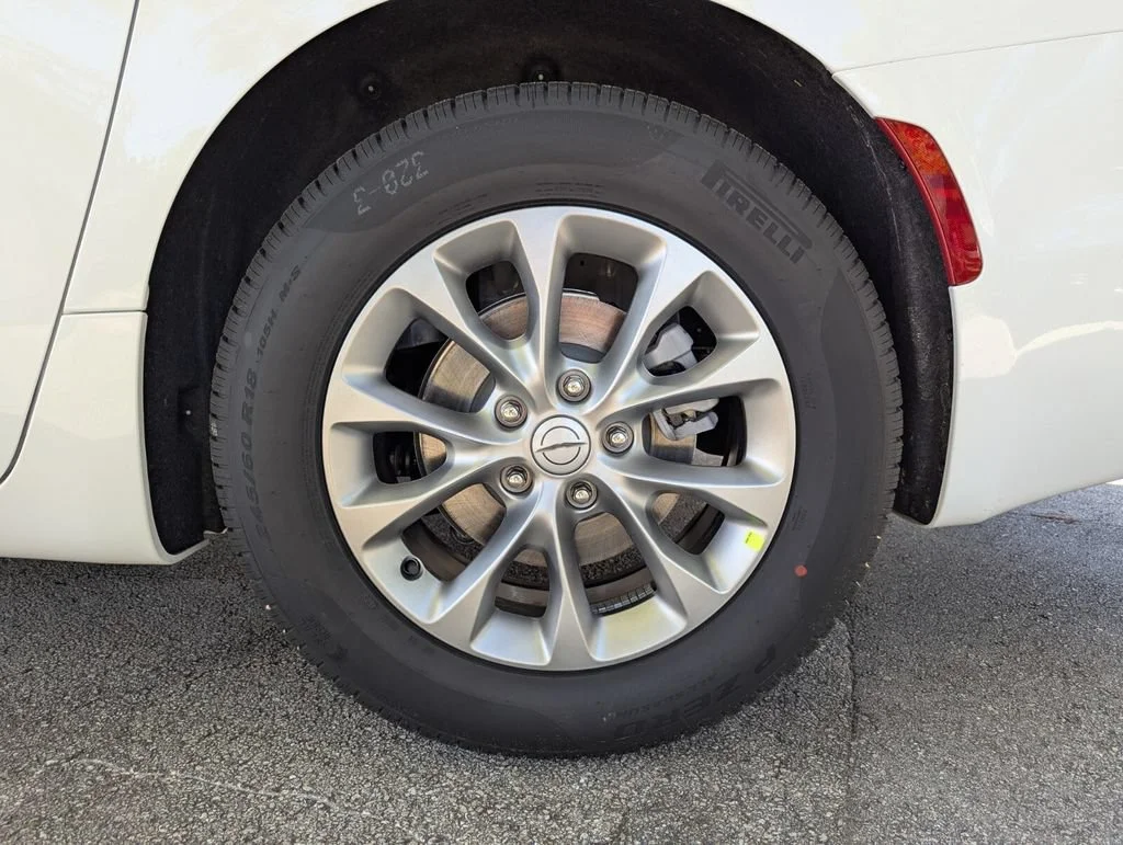 New 2026 Bright White Clear-Coat Exterior Paint Chrysler Limited image 7