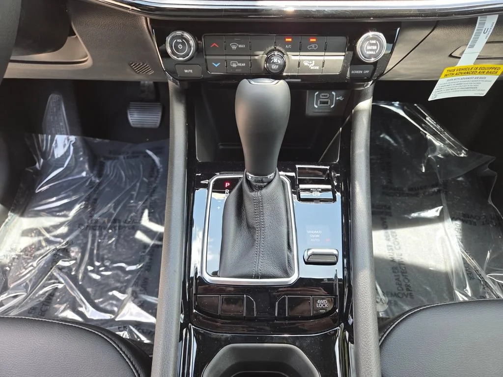 New 2026 Diamond Black Crystal Pearl-Coat Exterior Paint Jeep Latitude Altitude image 29