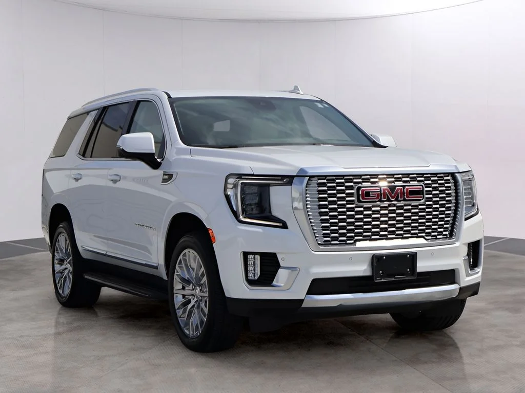 Used 2023 White Frost Tricoat GMC Denali image 3