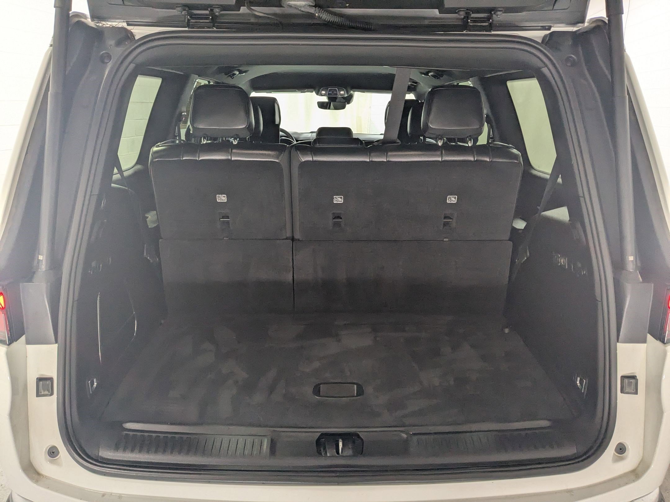 Used 2023 Bright White Clearcoat Jeep Base image 23