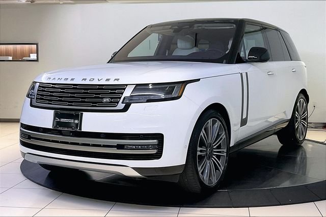 Used 2023 White Land Rover SE image 1