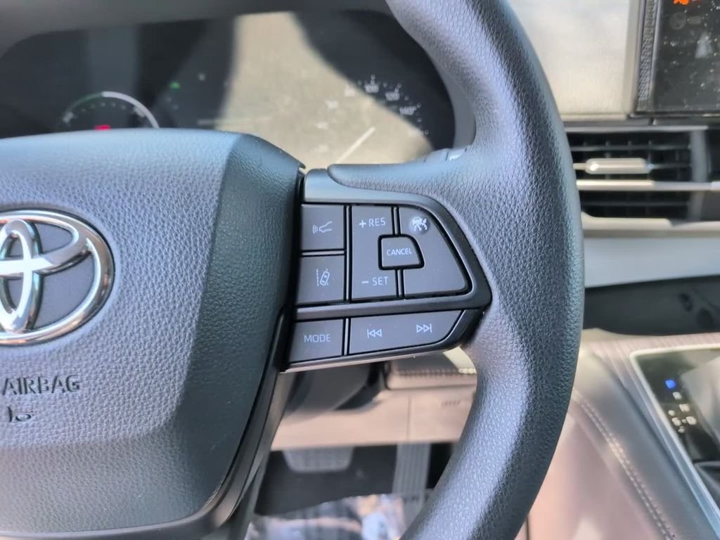 Used 2025 White Toyota LE image 21