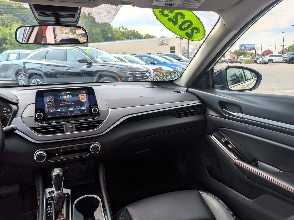 Used 2025 Pearl White Tricoat Nissan SR image 12