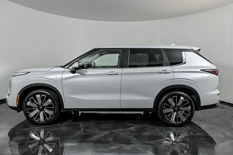 Used 2025 White Diamond Mitsubishi SE image 6