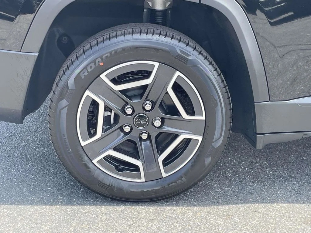 New 2026 Diamond Black Crystal Pearlcoat Jeep Laredo image 14