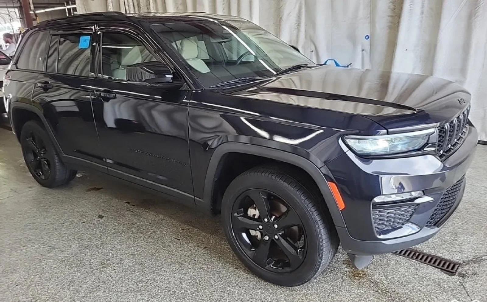 Used 2023 Midnight Sky Jeep Limited image 4