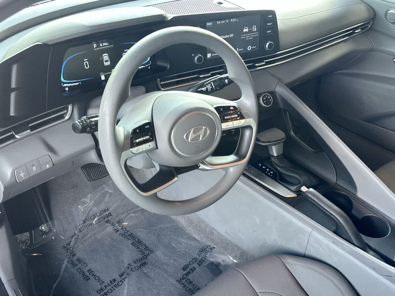 2025 Hyundai Elantra SE - Photo 13
