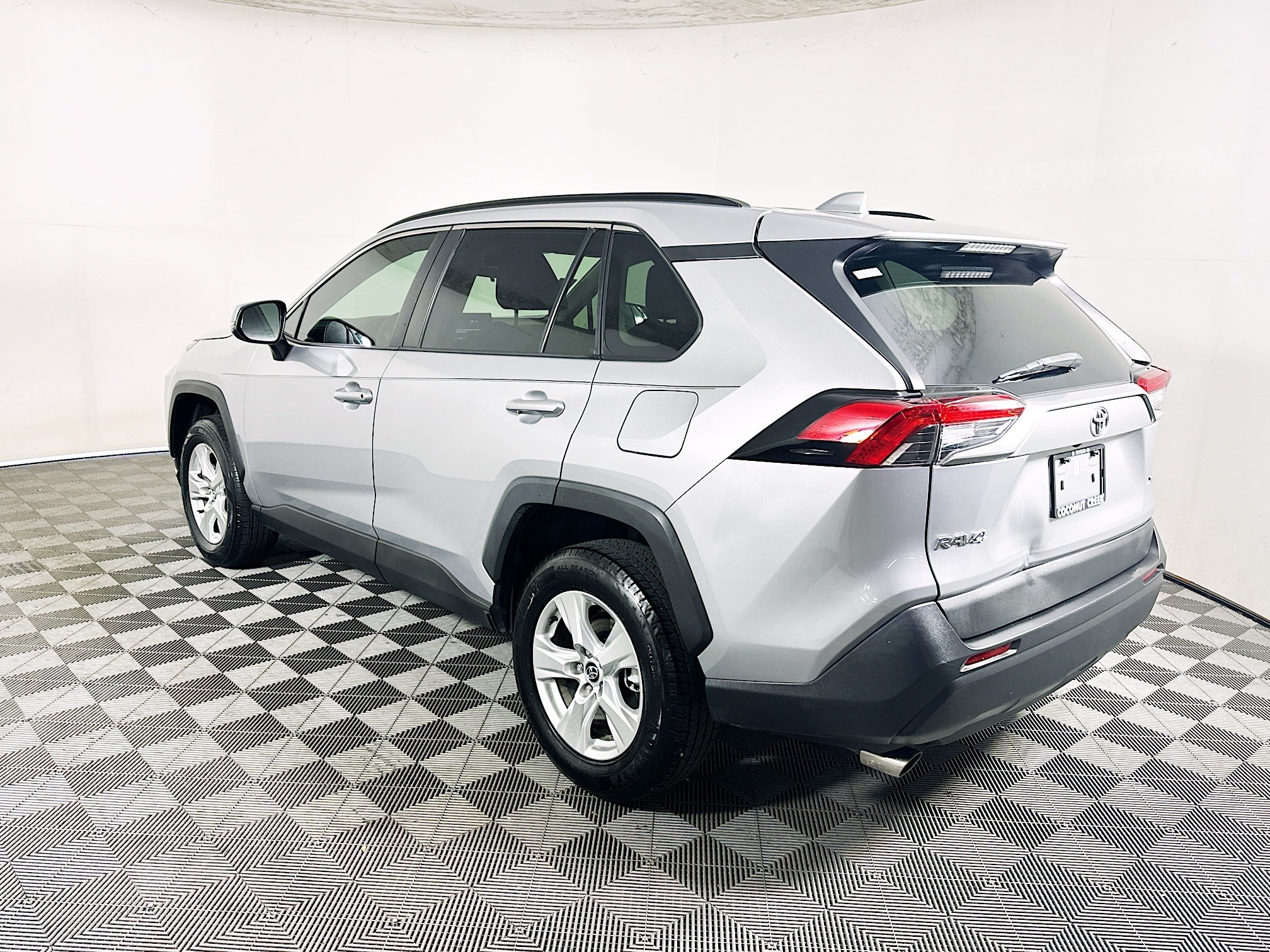 Used 2020 Silver Sky Metallic Toyota XLE image 5
