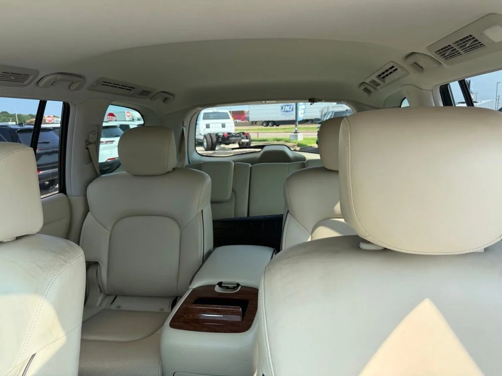 Used 2018 White INFINITI Base image 31