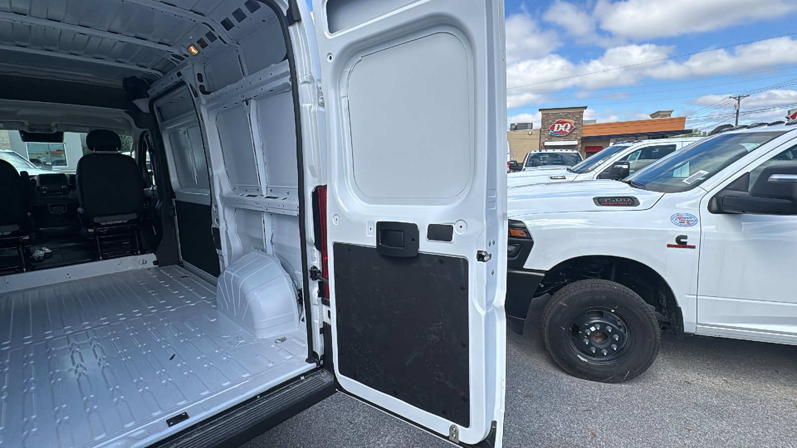 New 2026 Bright White Clear-Coat Exterior Paint RAM Tradesman image 23