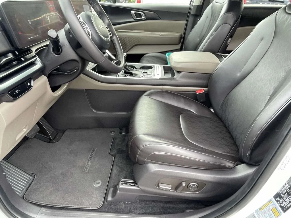 Used 2025 Snow White Pearl Kia LXS image 13
