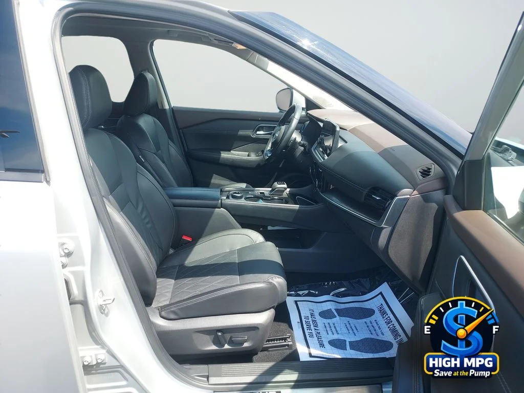 Used 2023 Silver Nissan Platinum image 22