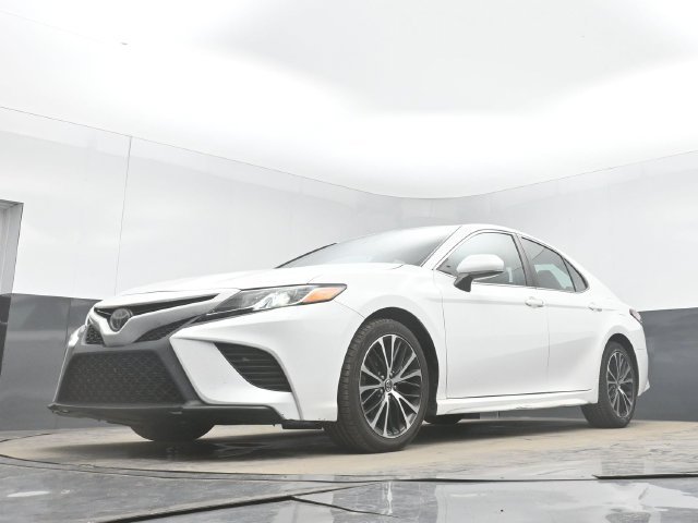 Used 2018 White Toyota SE image 28