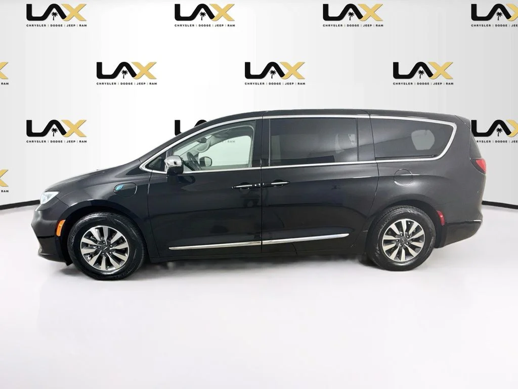 Used 2022 Black Chrysler Limited image 4