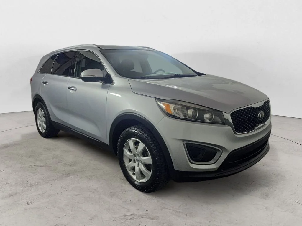 Used 2016 Silver Kia LX image 7