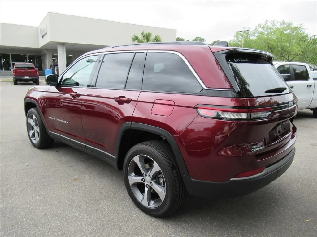 New 2026 Velvet Red Pearl-Coat Exterior Paint Jeep Limited image 4