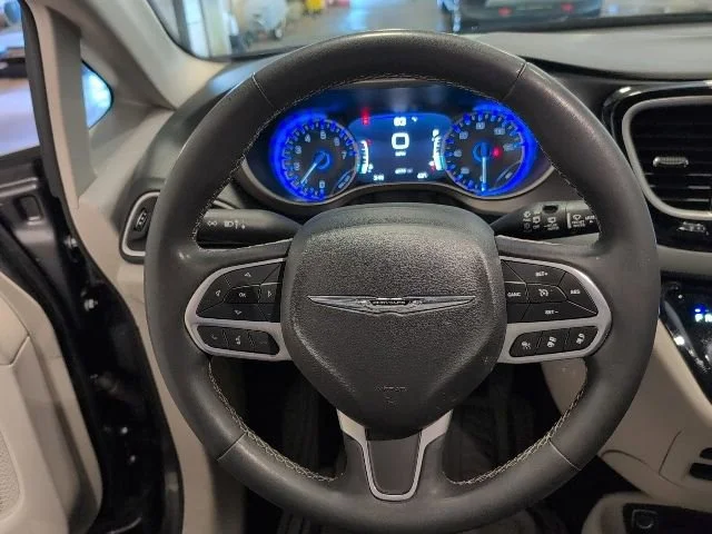 Used 2023  Chrysler Touring L image 9