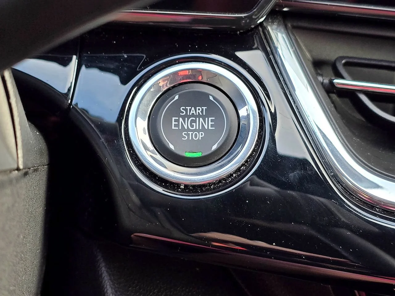 Used 2025 Summit White Chevrolet 2RS image 18