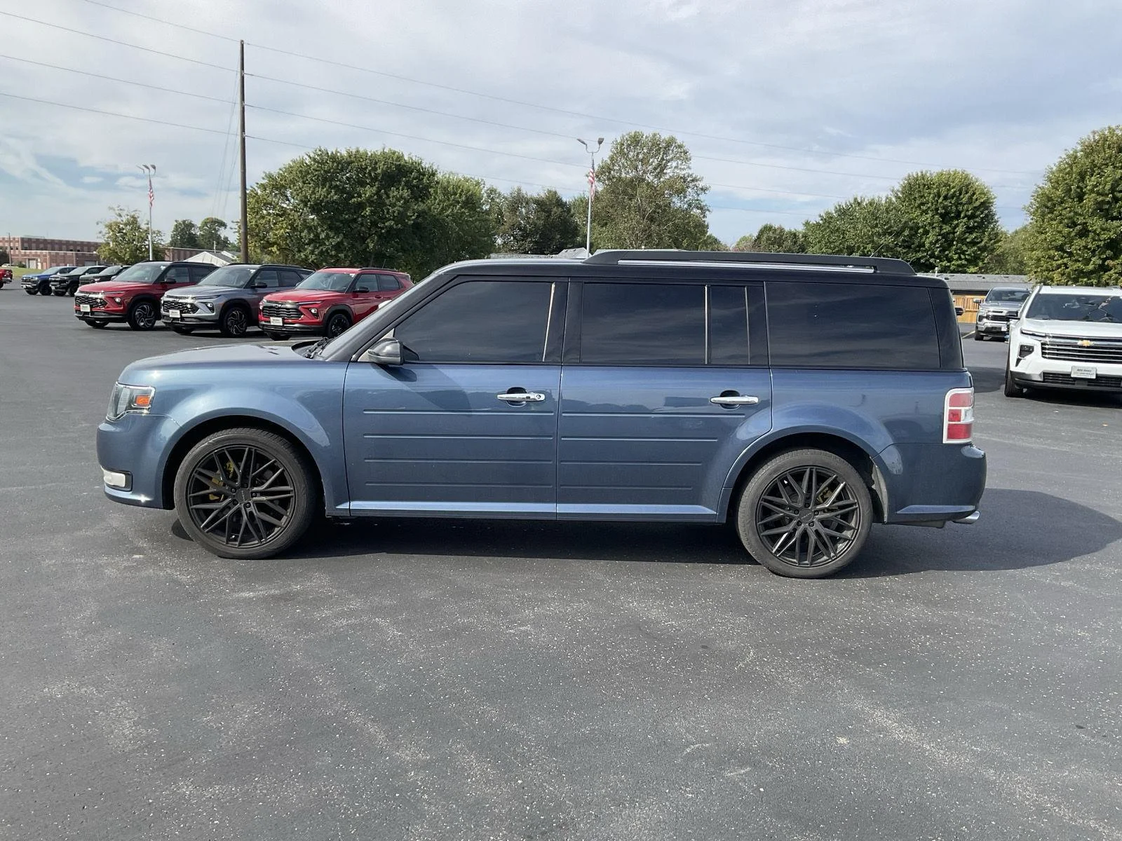 Used 2019 Blue Metallic Ford SEL image 4