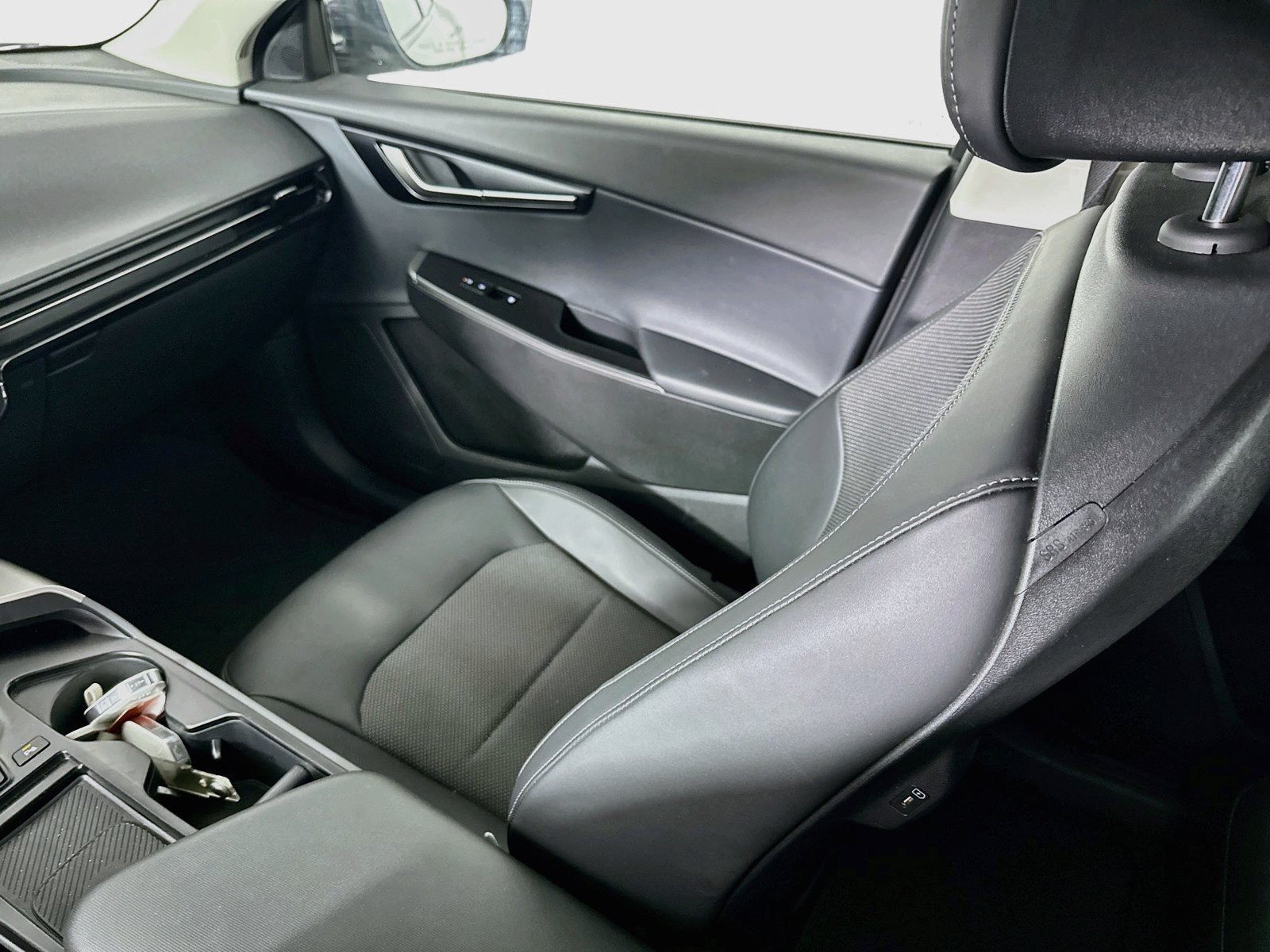 Used 2025 Wolf Gray Kia Light image 23