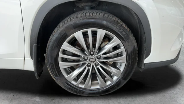 Used 2020 White Toyota Platinum image 27
