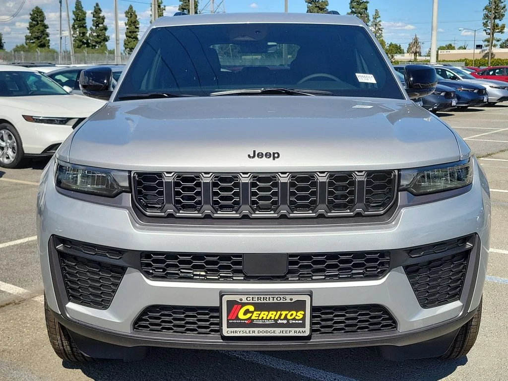 New 2026 Silver Zynith Exterior Paint Jeep Altitude image 20