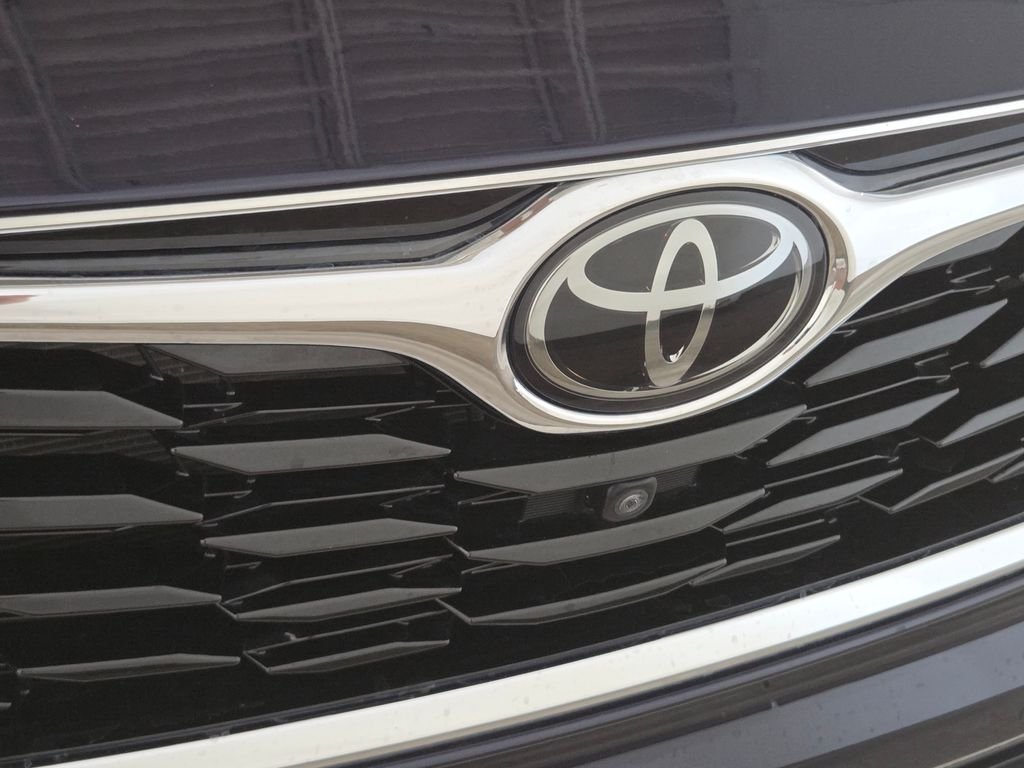 Used 2021  Toyota Limited image 13