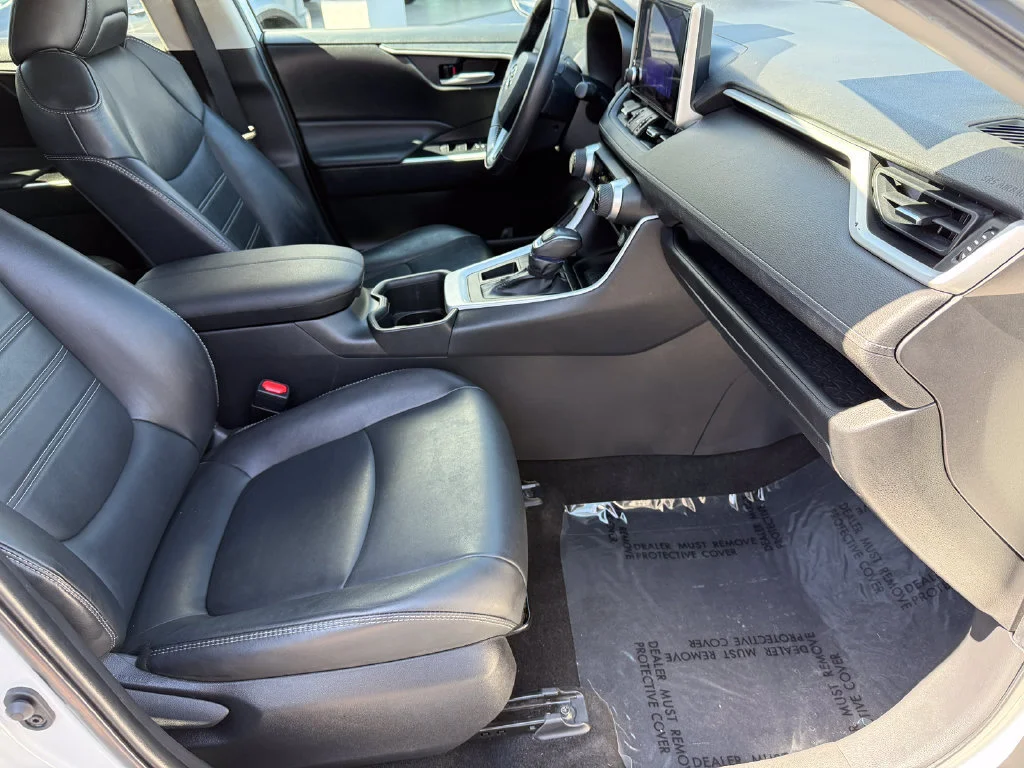 Used 2023  Toyota XLE Premium image 16