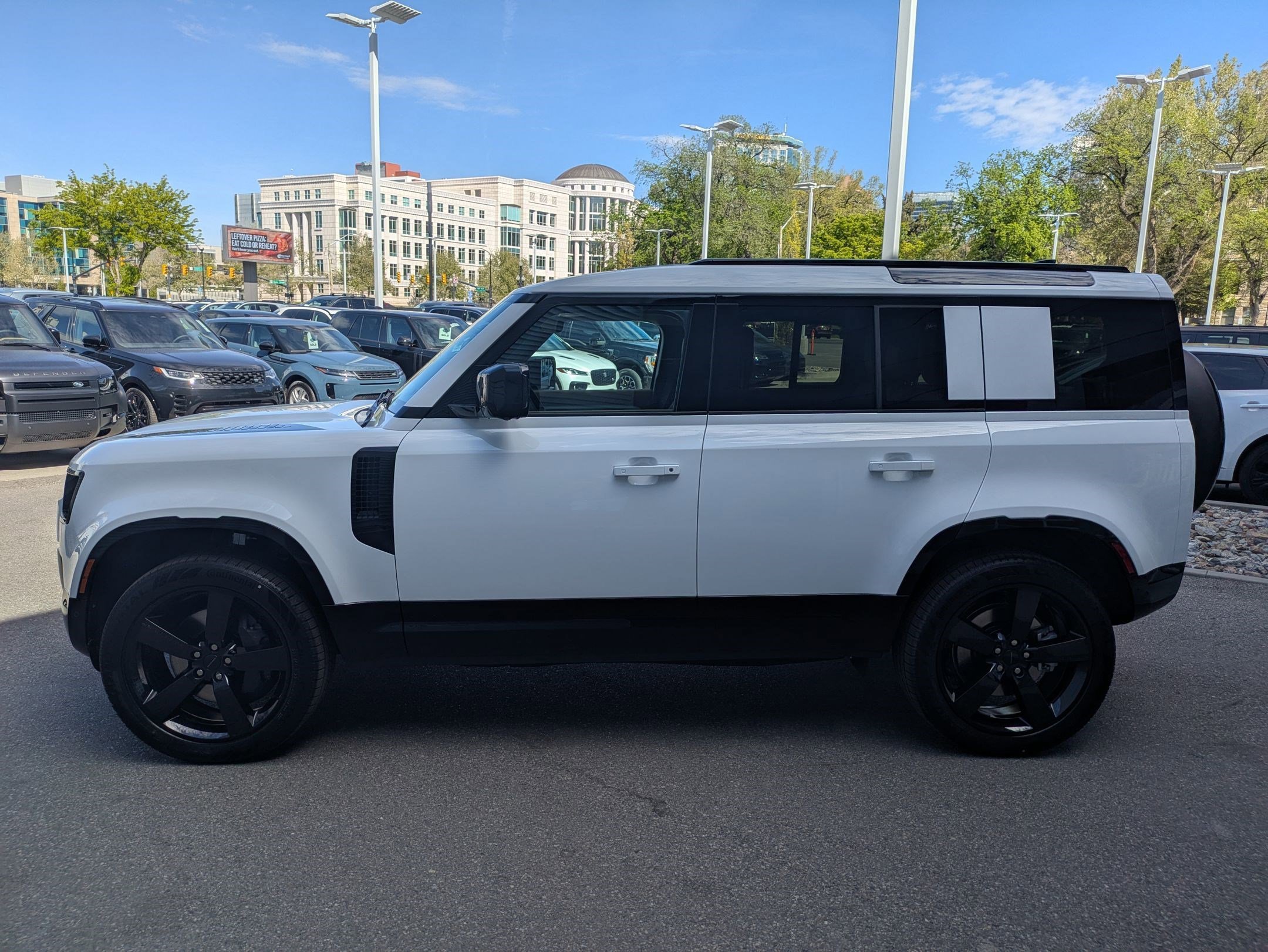 New 2026 Fuji White Land Rover P400 X-Dynamic SE image 9
