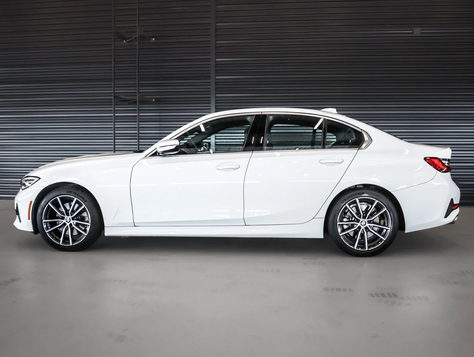 Used 2019 Alpine White BMW 330i image 11