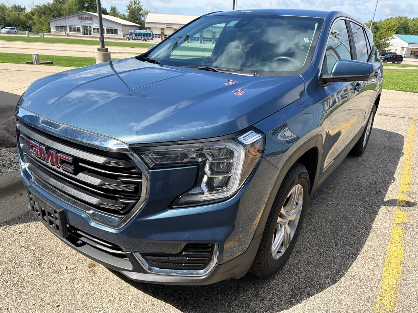 Used 2024 Downpour Metallic GMC SLE image 1