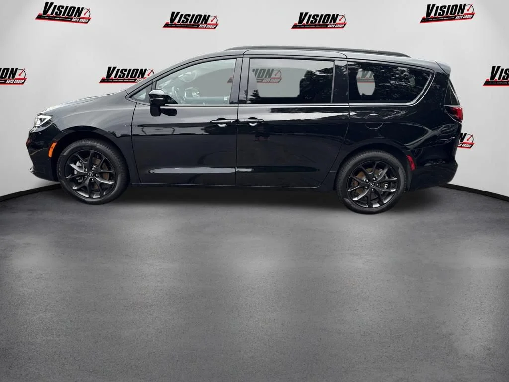 2026 Chrysler Pacifica Limited - Photo 8