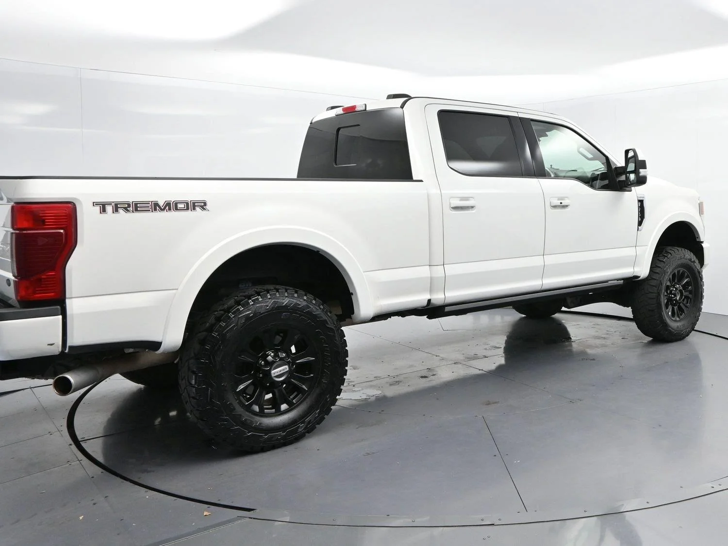 Used 2022 Star White Metallic Tri-Coat Ford LARIAT image 7