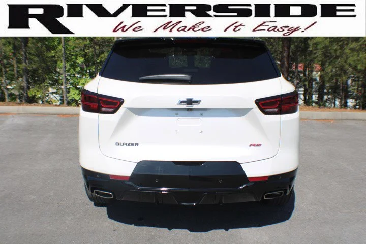 Used 2023 Iridescent Pearl Tricoat Chevrolet RS image 17