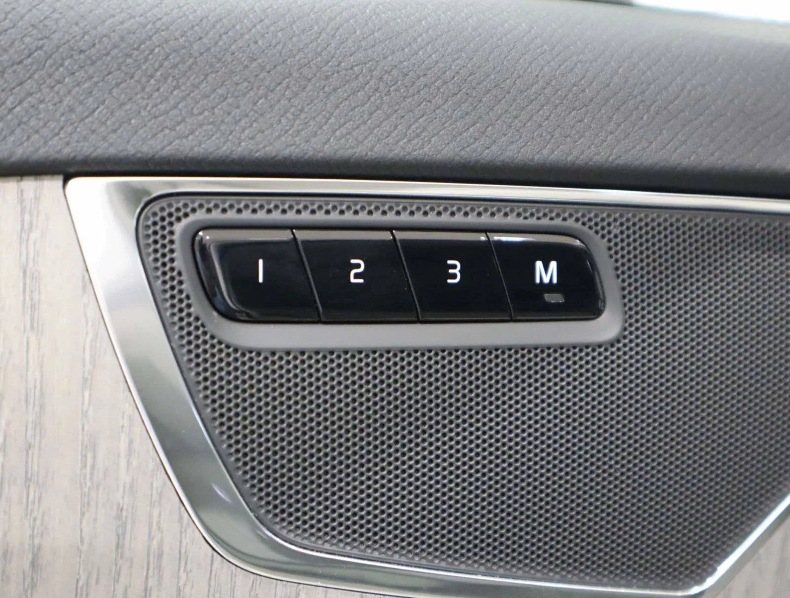 Used 2025 White Volvo Plus image 21