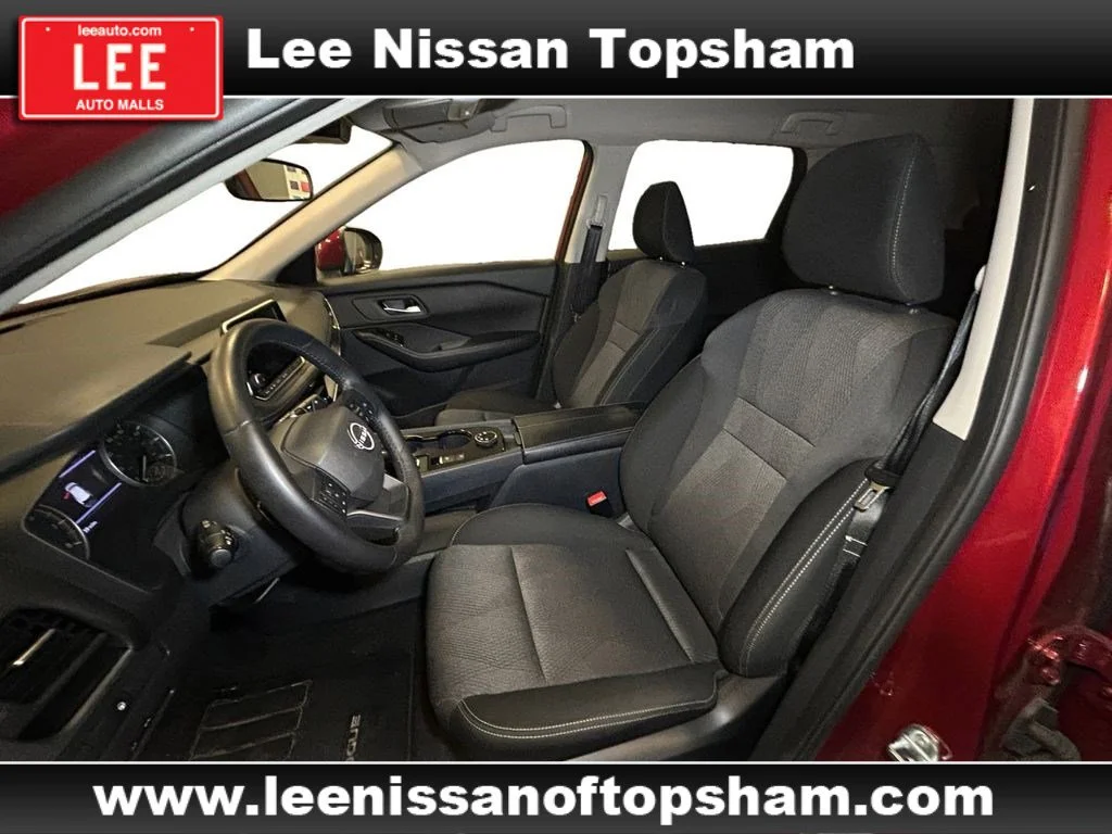 Used 2025 Scarlet Ember Tintcoat Nissan SV image 10
