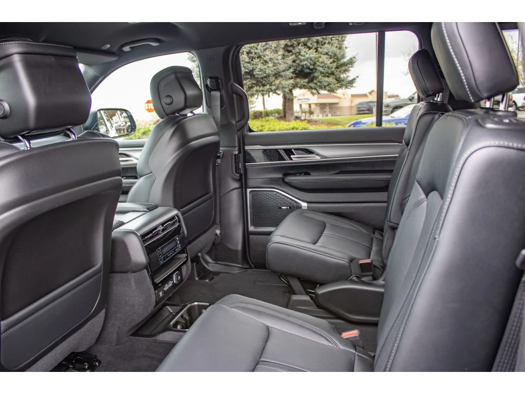 New 2026 Bright White Clear-Coat Exterior Paint Jeep Limited Altitude image 18