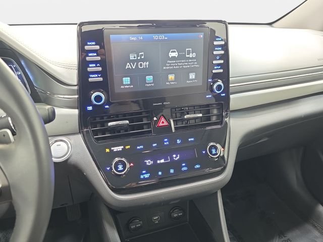 Used 2020 White Hyundai SE image 20