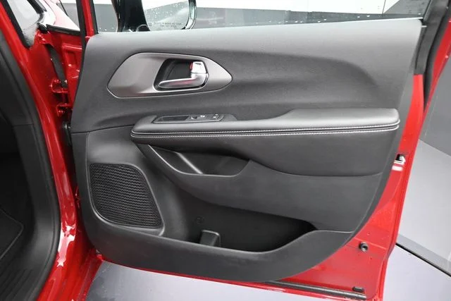 New 2027 Red Hot Pearl-Coat Exterior Paint Chrysler Select image 20