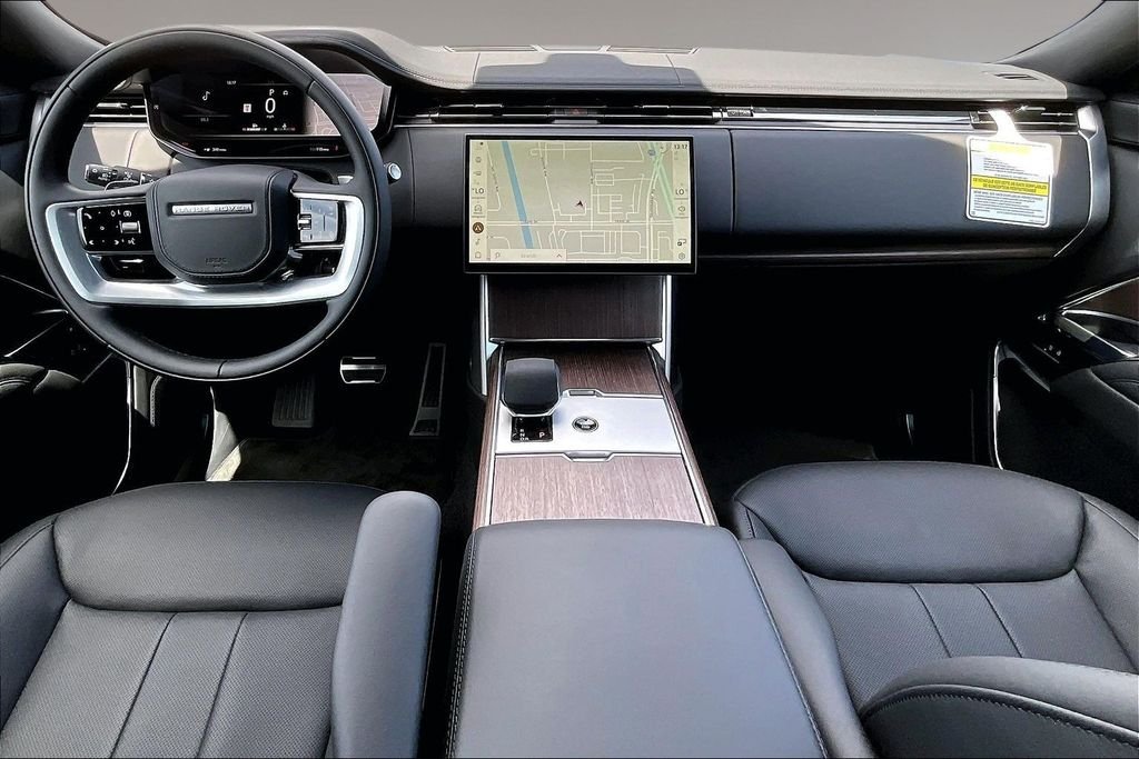 New 2026 SANTORINI BLACK Land Rover SE image 5