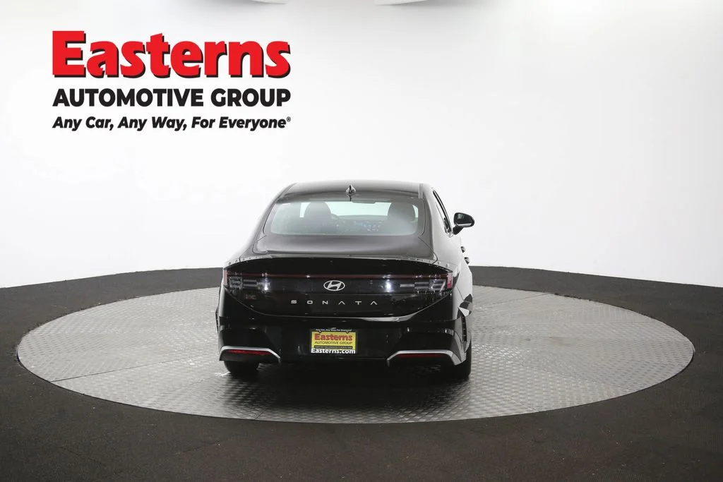 Used 2025 Black Hyundai SEL image 38
