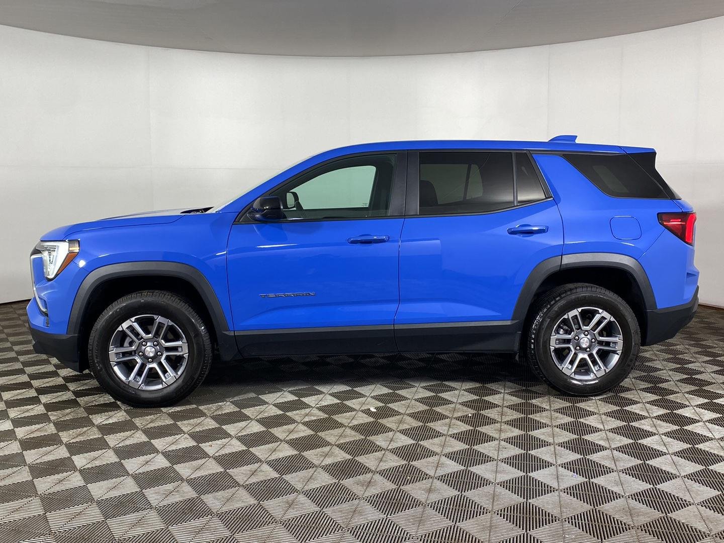 Used 2025 Rapids Metallic GMC FWD Elevation image 3