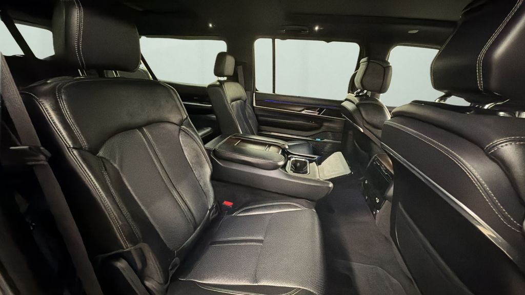 Used 2024 Black Jeep L image 14