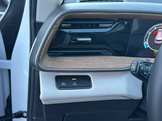 New 2027 White Volkswagen SE w/Technology image 22