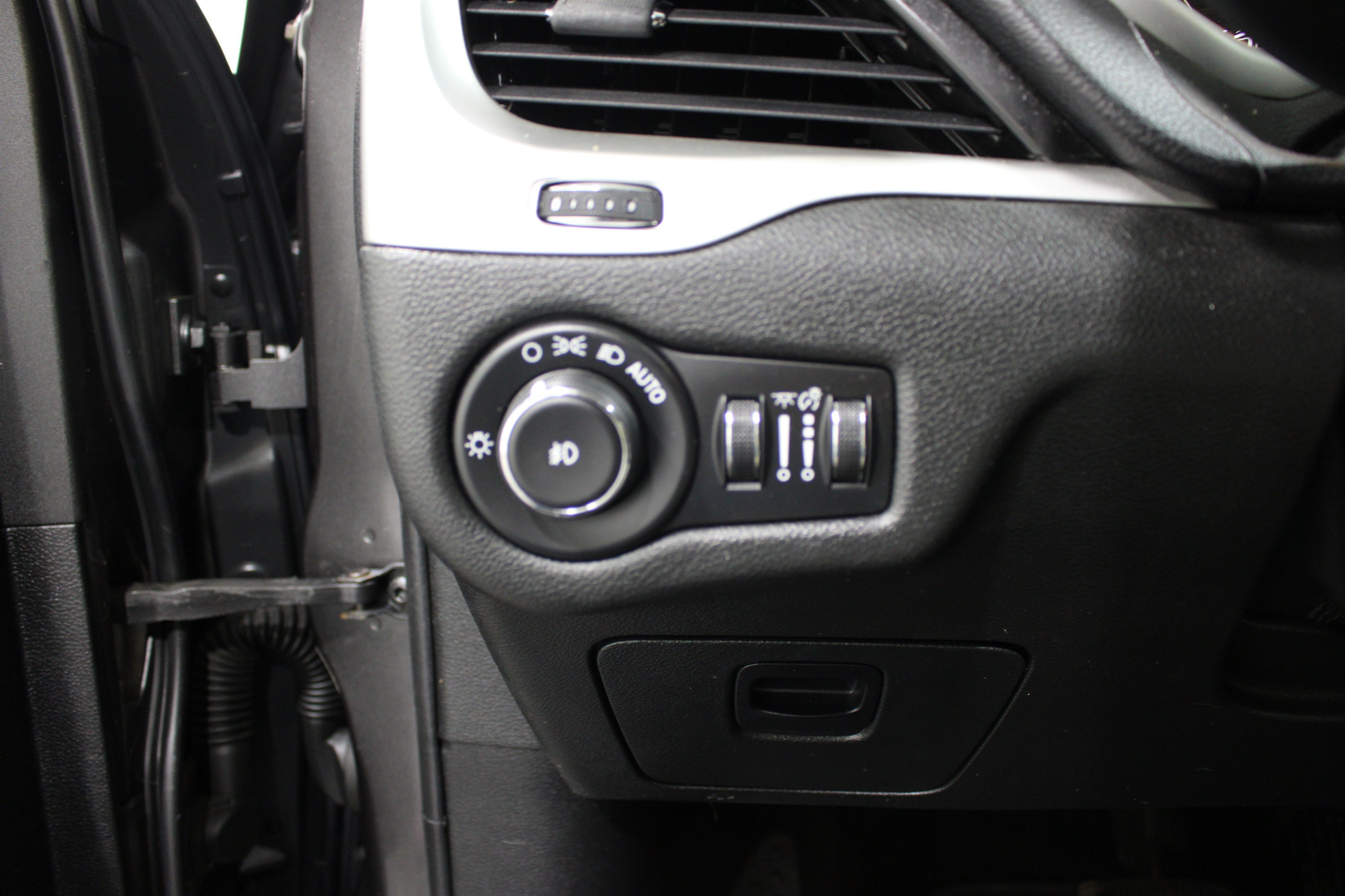 Used 2015 Granite Crystal Metallic Clearcoat Jeep Latitude image 8