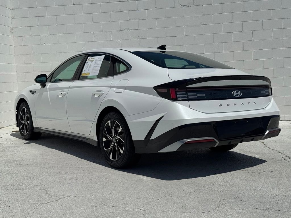 Used 2025 White Hyundai SEL image 10