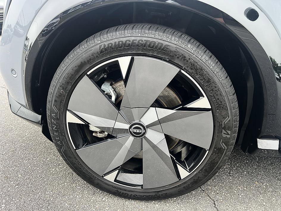 Used 2024 Boulder Gray Pearl/Black Diamond Pearl Nissan PLATINUM+ image 9
