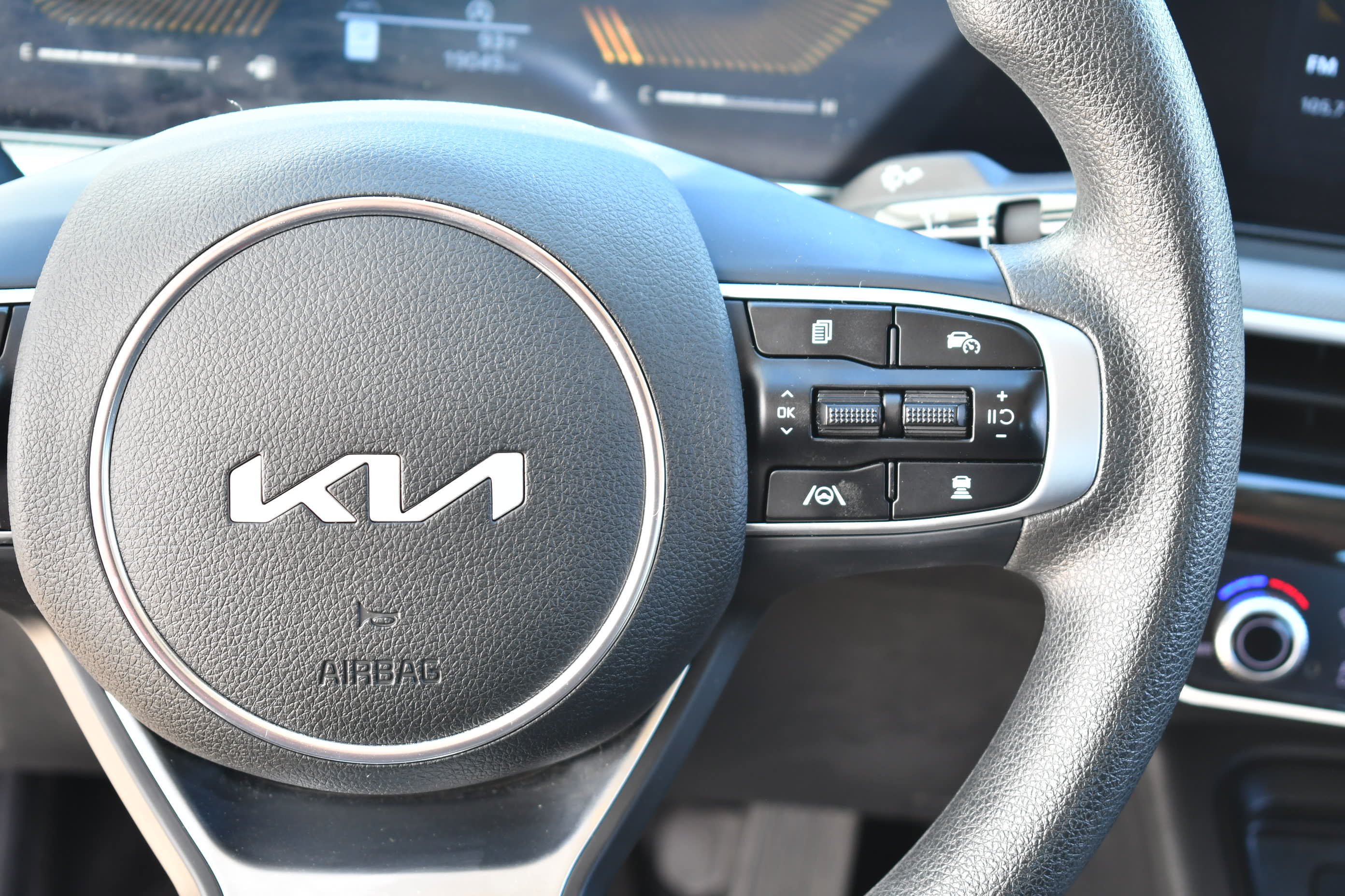 2025 Kia K5 LXS - Photo 18