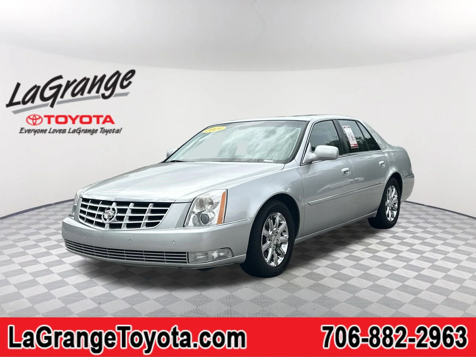 2009 Cadillac DTS Standard's photo