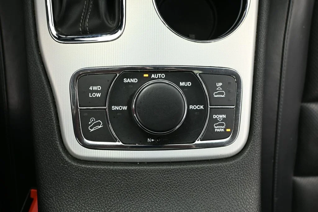 Used 2021 Off-white Jeep Summit image 28